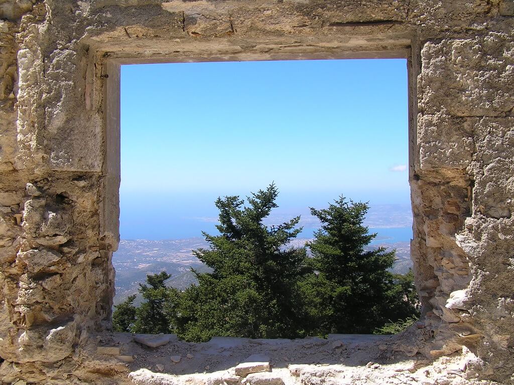 Θέα από άνοιγμα του περιπτέρου του Αίνου πριν από την αποκατάσταση του