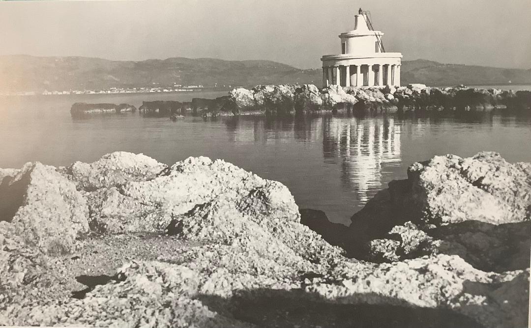 Εικ. 3, Ο Φάρος του Αγίου Θεοδώρου (σήμερα Το Φανάρι των Αγίων Θεοδώρων), φωτογραφία, μη λεπτομερές αντίγραφο της εικ. 1 σε σχέδια του Τάκη Παυλάτου, φωτογραφία στο Κοργιαλένειο Ιστορικό και Λαογραφικό Μουσείο.