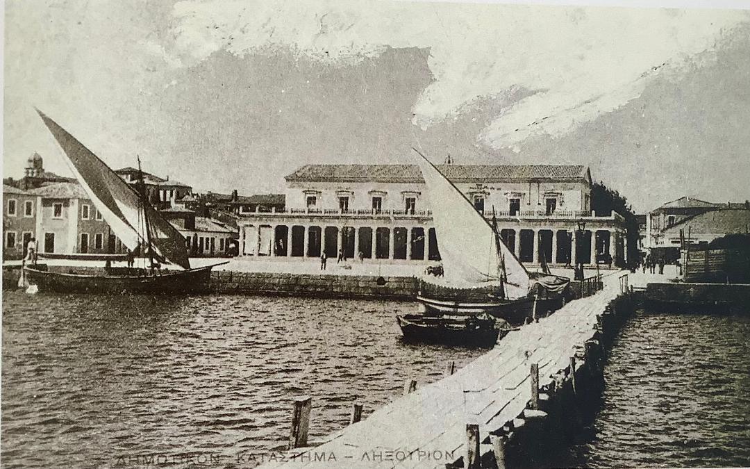 Εικ. 5, Τζών Πιτ Κέννεντυ, Η Αγορά (Το Μαρκάτο), Ληξούρι, προσεισμική φωτογραφία Στο Κοργιαλένειο Ιστορικό και Λαογραφικό Μουσείο.