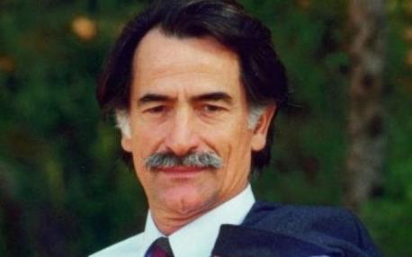 &Sigma;&tau;&eta; &mu;&nu;ή&mu;&eta; &tau;&omicron;&upsilon; &Alpha;&nu;&tau;ώ&nu;&eta; &Tau;&rho;ί&tau;&sigma;&eta;